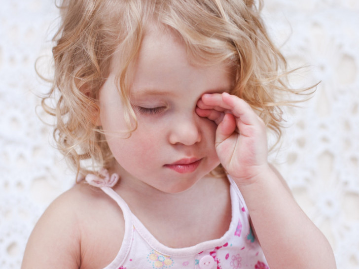 Почему у новорожденных и детей постарше могут слезиться и гноиться глаза, что делать при появлении указанных симптомов?