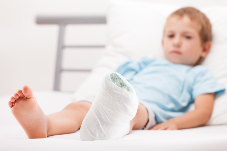 Особенности переломов разного типа у детей: сопутствующие симптомы, диагностика и лечение, причины частых травм костей