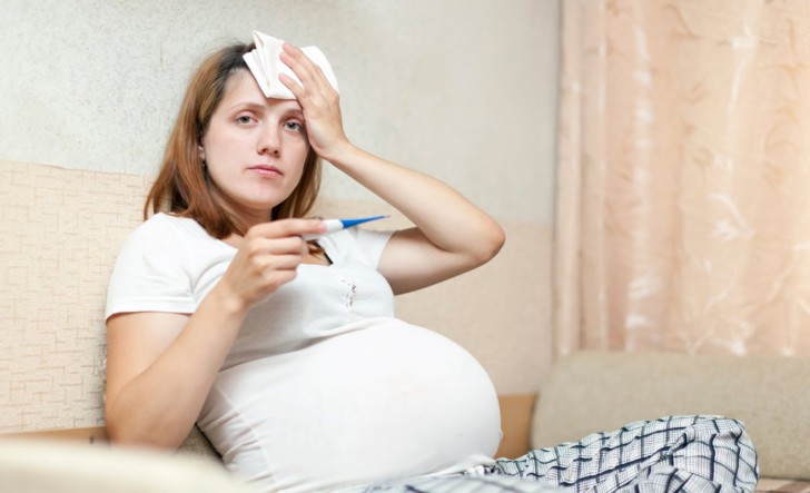 Чем грозит киста на левом или правом яичнике на ранних и поздних сроках беременности и как ее лечат?