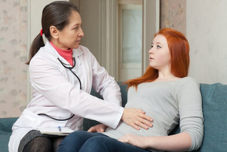 Мажущие выделения у женщины на раннем сроке беременности: причины мазни в предполагаемые дни месячных
