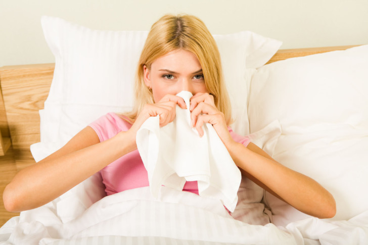 Простуда и насморк у женщины как признак беременности на ранних сроках: почему появляется заложенность носа до задержки?