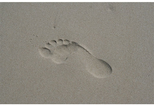 Отпечаток стопы на песке