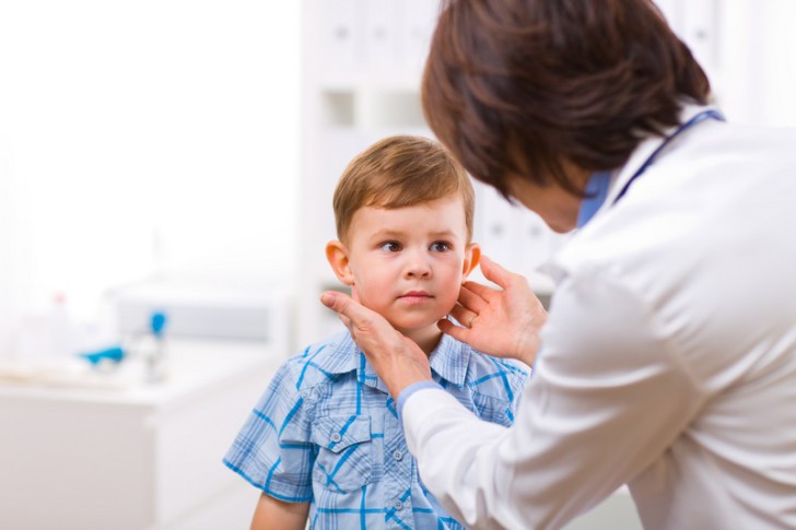 Что делать, если у ребенка болит шея и он не может поворачивать голову?
