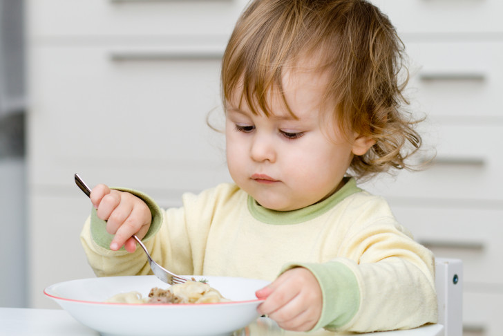 Кормление ребенка до 1 года по месяцам: таблицы с нормами питания малыша на грудном и искусственном вскармливании