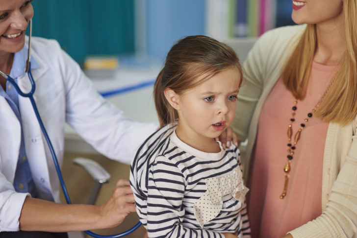 Хрипы в горле у ребенка - повод обратиться к врачу для обследования 