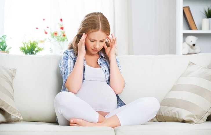 Почему бывают обмороки и предобморочное состояние на ранних сроках беременности, во 2 и 3 триместрах, что делать?