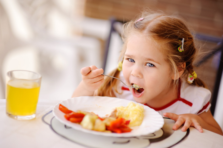 Что значит наличие солей оксалатов в моче у ребенка, и в чем состоит специальная диета при оксалатурии?