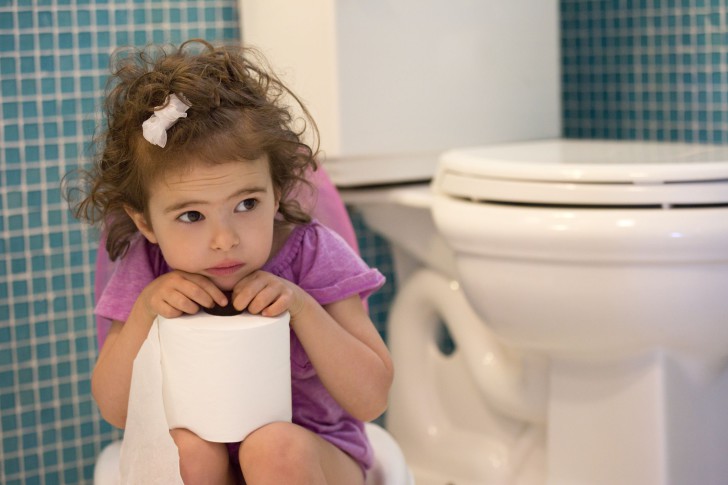 Почему у ребенка часто болит живот в области пупка каковы причины дискомфорта и что делать родителям?