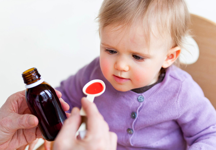 Лечение сухого кашля у детей при аденоидах: список препаратов и процедур