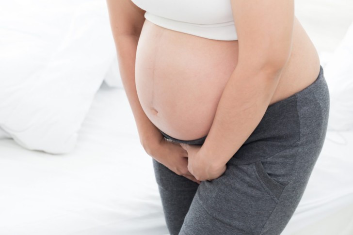 Что означают выделения желтого цвета с запахом или без во время беременности на ранних и поздних сроках?