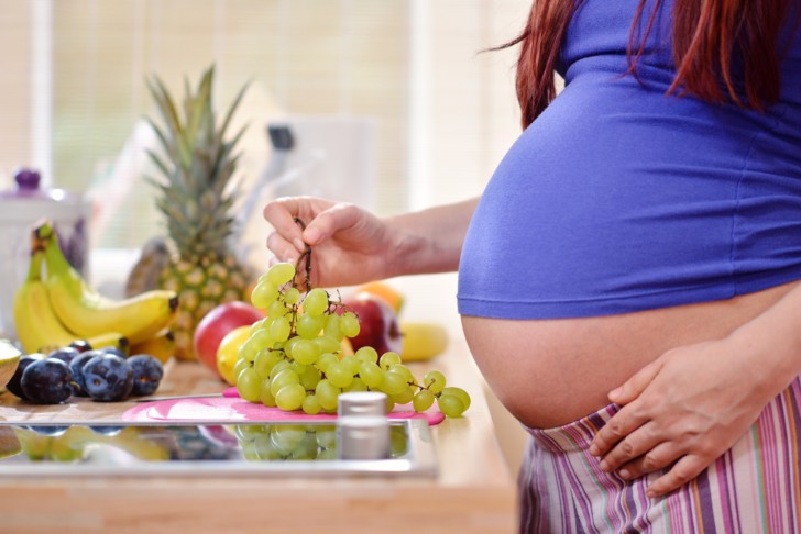 Можно ли при беременности виноград, каковы польза и вред, как его правильно употреблять в интересном положении?