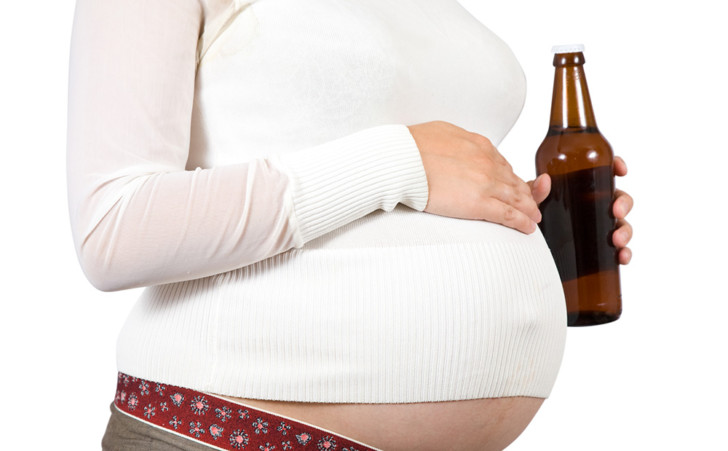 Вредно ли безалкогольное пиво для беременных, на каком сроке беременности можно его пить, если очень хочется?