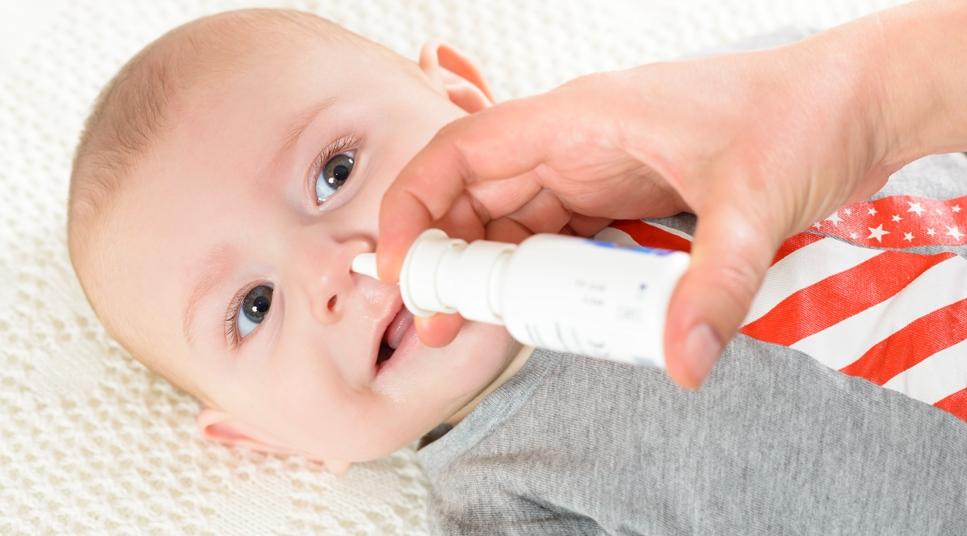Как правильно промывать нос физраствором новорожденному и ребенку до года?