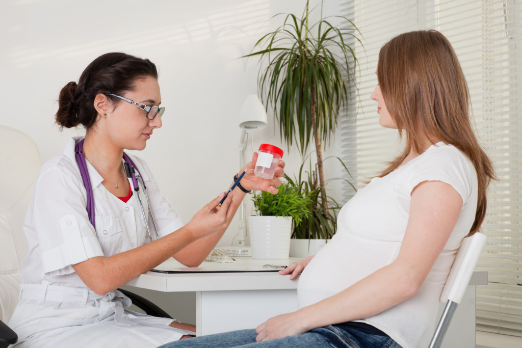 Мутная моча на ранних и поздних сроках при беременности: почему бывает осадок, опасно ли это и что нужно делать?