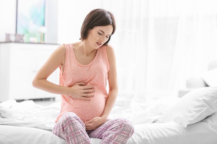 Пупочная грыжа и беременность: что делать, можно ли рожать, какие могут быть последствия?