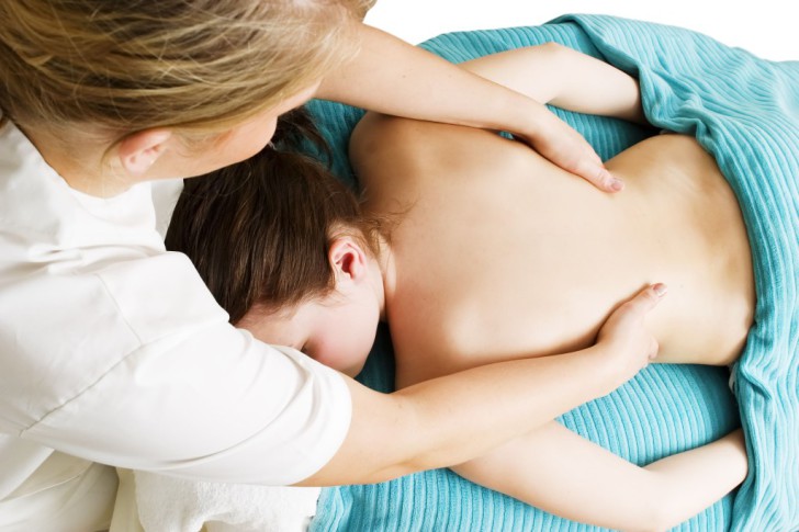 Как выполнять массаж спины при сколиозе (искривлении позвоночника) у детей?