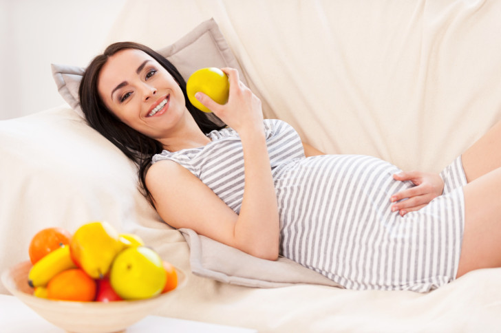 Какие витамины и микроэлементы обязательно нужно принимать в первом триместре беременности и для чего?