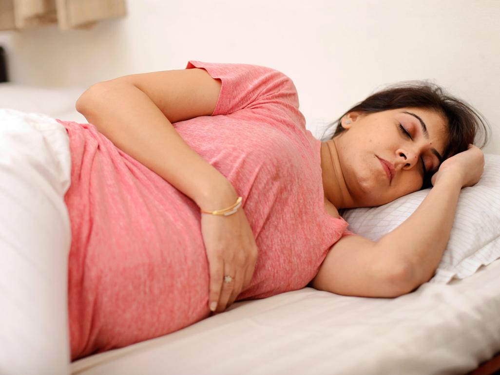 Как правильно спать во время беременности на ранних и поздних сроках, какие позы для сна лучше выбрать?