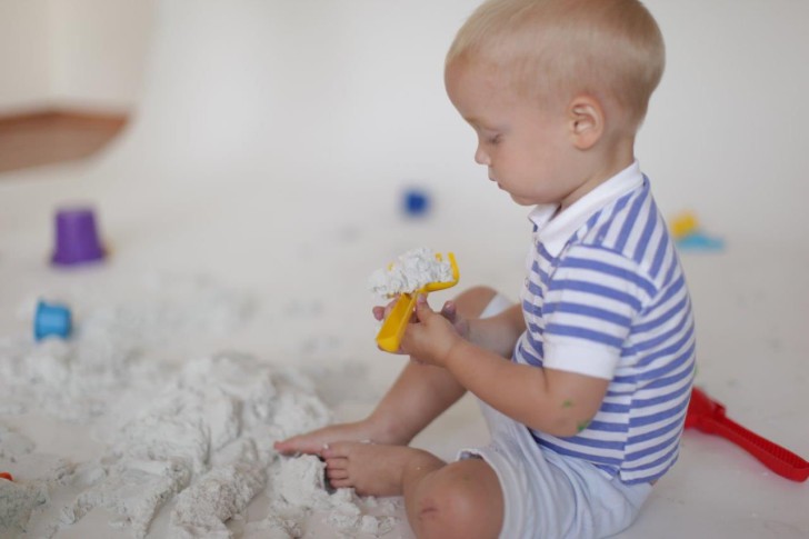 Играем с живым песком: состав массы для лепки, хранение набора, домашняя песочница для детей своими руками