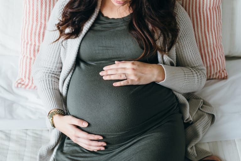 Почему у женщин при беременности на ранних и поздних сроках могут быть частые мочеиспускания?