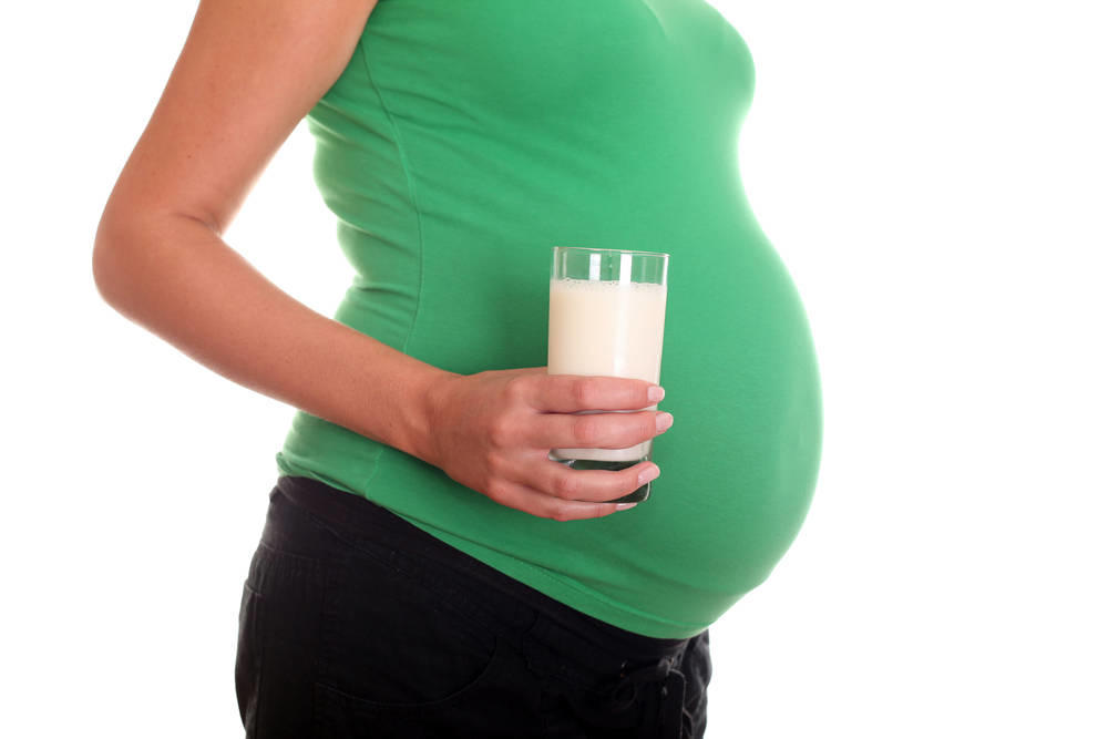 Можно ли во время беременности пить кефир на ранних и поздних сроках, в чем польза и вред напитка?