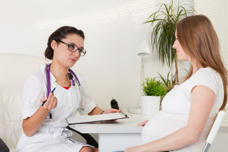 Можно ли подмываться аптечной ромашкой во время беременности: польза, противопоказания