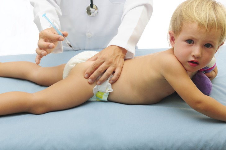 Как и куда ставят уколы маленьким детям, можно ли научиться делать инъекции самостоятельно в домашних условиях?