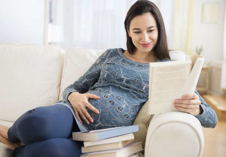 Книги для беременных женщин и будущих мам: лучшие энциклопедии о беременности и родах и рейтинг полезных книжек