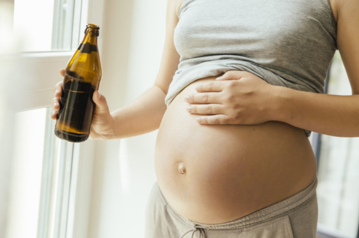 Алкоголь до задержки и на ранних сроках беременности: можно ли пить в первом триместре и в чем опасность?