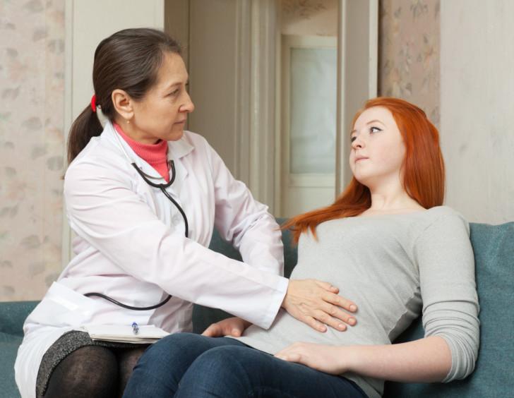 На ранних сроках беременности тянет низ живота: почему это происходит и что делать?