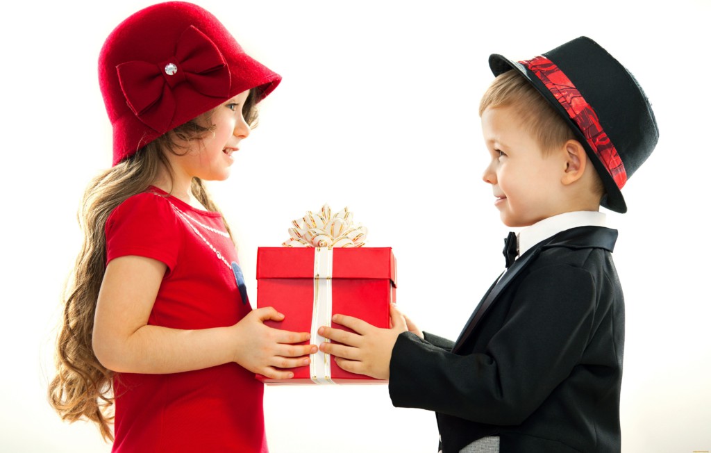 Лучший подарок девочке на 4 года: что подарить ребенку на день рождения?