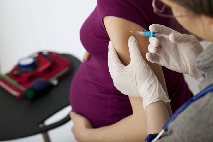 Прививка от кори на ранних сроках при беременности и на 2 и 3 триместрах: какие последствия для беременной?