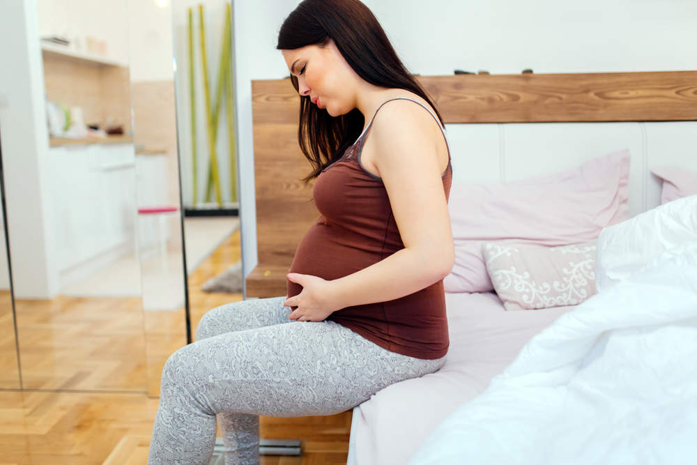 Покалывание внизу живота слева и справа при беременности на ранних и поздних сроках: в чем причина, что делать?