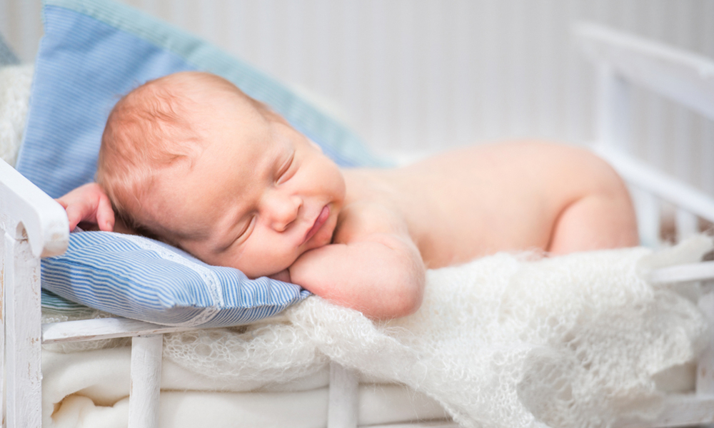 Почему ребенок грудного возраста спит только 30-40 минут, что делать, каково мнение Комаровского о сне младенцев?