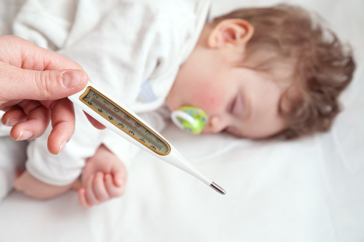 Сколько времени после прививки АКДС и и полиомиелита может держаться температура, что делать родителям?