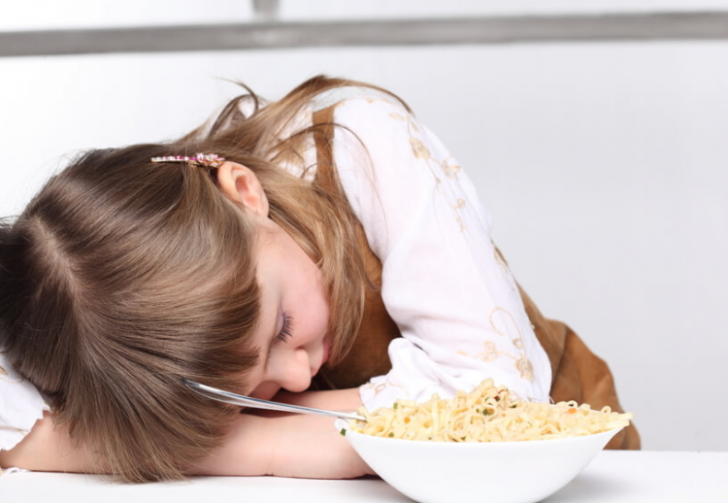 Почему ребенка может часто тошнить по утрам: возможные причины и способы лечения