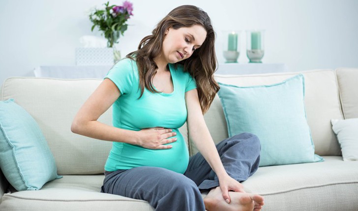 Почему при беременности на ранних и поздних сроках болят ноги, что делать?