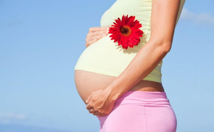 Может ли быть менструация, если наступила беременность, возможны ли месячные через неделю или две после зачатия?