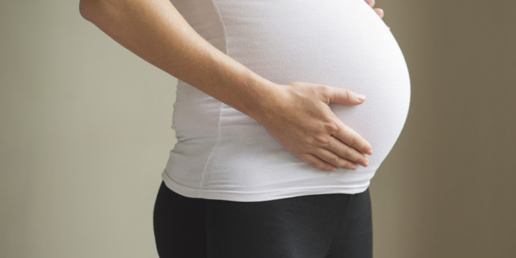 Тяжесть и дискомфорт в желудке после еды при беременности: почему так бывает на ранних сроках и во втором триместре?