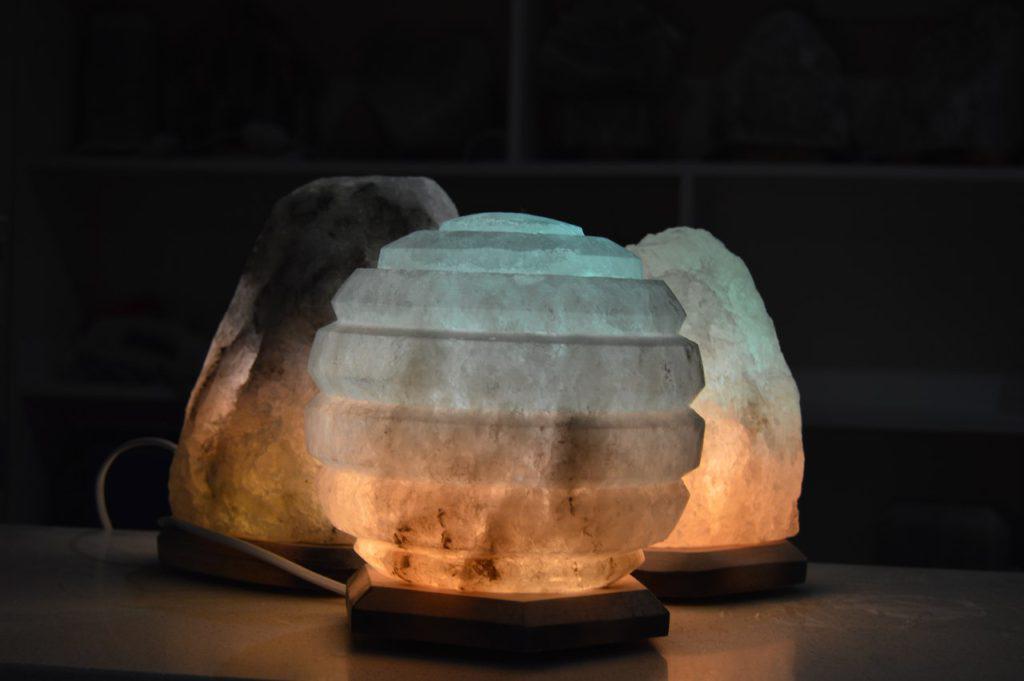 Показания к применению солевой лампы, польза и вред светильника-камня, использование дома