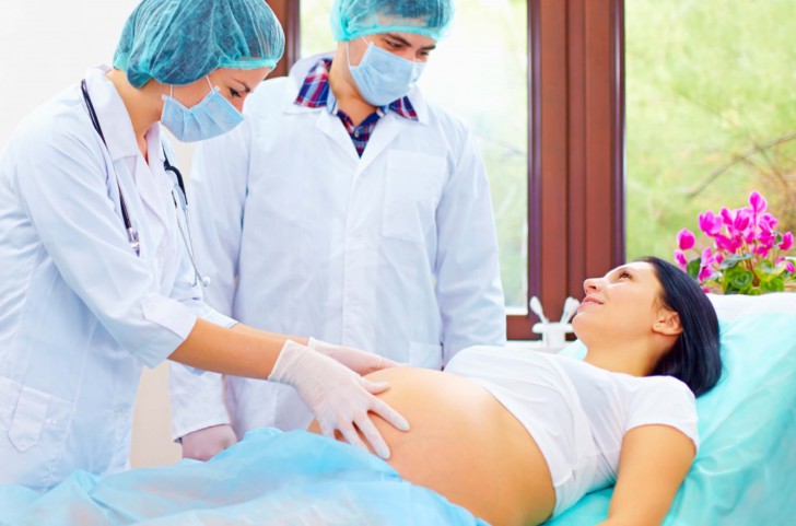 Кесарево сечение: мнение специалистов, плюсы и минусы для ребенка и мамы, возможные осложнения