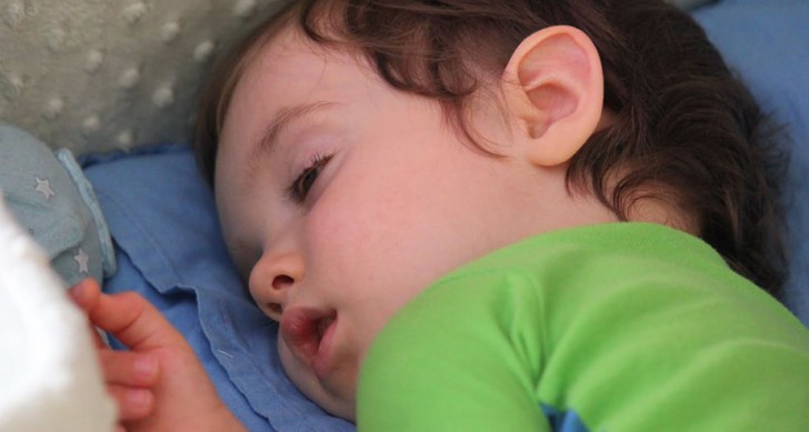 Почему ребенок, когда засыпает, закатывает глаза вверх или отводит их в сторону?