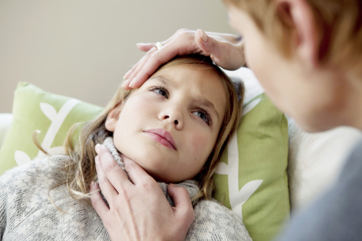 Что делать, если у ребенка болит шея и он не может поворачивать голову?