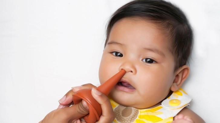 Как правильно промывать нос физраствором новорожденному и ребенку до года?