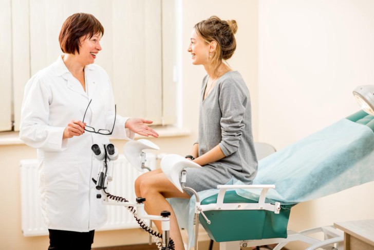 Когда нужно в первый раз идти к врачу-гинекологу после положительного теста на беременность?