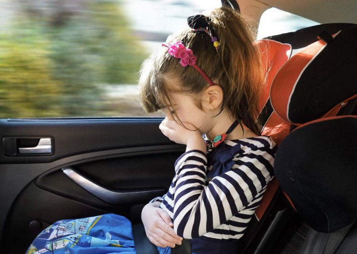 Что делать, если ребенка укачивает и тошнит в машине, и почему это происходит?