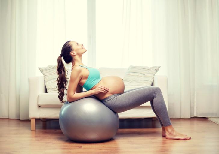 Гимнастика в 3 триместре беременности: упражнения ЛФК в домашних условиях, зарядка и аэробика