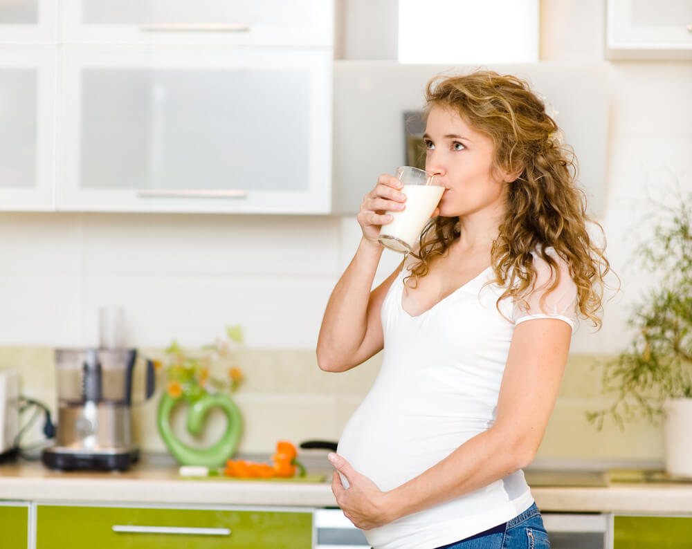 Можно ли во время беременности пить кефир на ранних и поздних сроках, в чем польза и вред напитка?