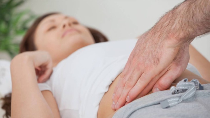 Боль в левом боку при беременности: почему болит внизу живота и под ребрами?