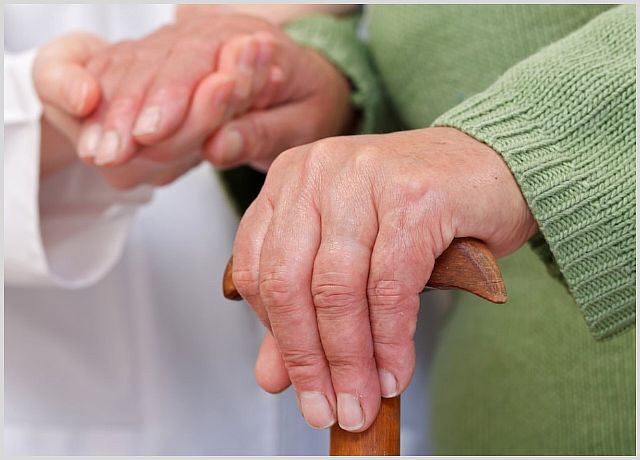 Первые симптомы инсульта у пожилых людей